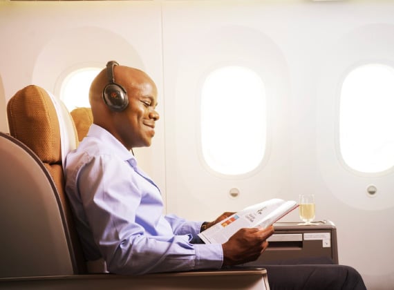 肯尼亚航空机上娱乐系统广告的受众是谁？